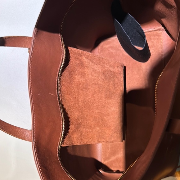 Elegant Brown Leather Tote Bag
Madewell essential tote - Picture 3 of 4